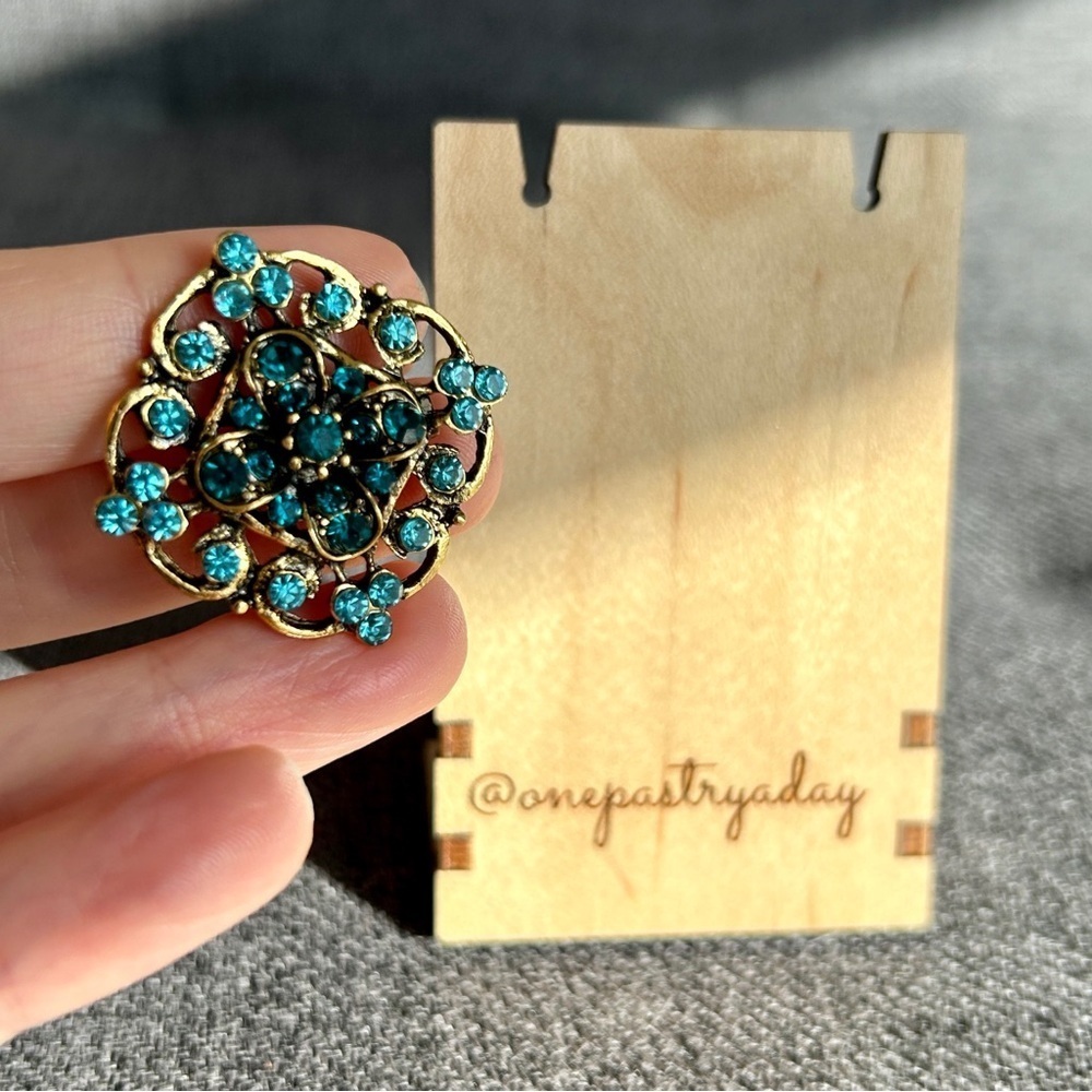 Austrian Crystal Rhinestone Fashion Brooch Pin, Blue, Aqua, Gold (DIAMOND) - Picture 14 of 15